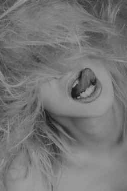 Muhteşem darmadağınık sarışın