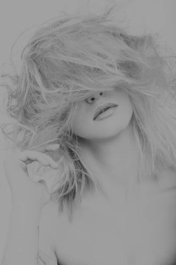 Muhteşem darmadağınık sarışın