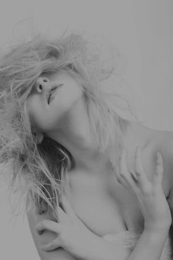 Muhteşem darmadağınık sarışın