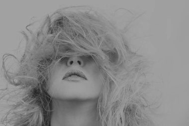 Muhteşem darmadağınık sarışın