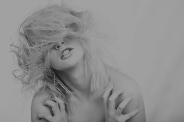 Muhteşem darmadağınık sarışın