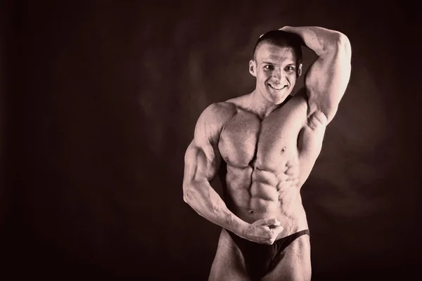 Il corpo pompato di un uomo bellissimo. Il concetto di bodybuilding — Foto Stock