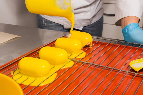 Preparación de brownies con glaseado amarillo — Foto de Stock