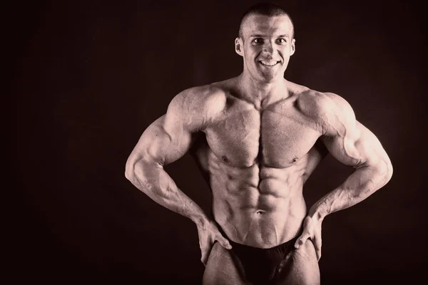 Der gepumpte Körper eines schönen Mannes. das Konzept des Bodybuilding — Stockfoto