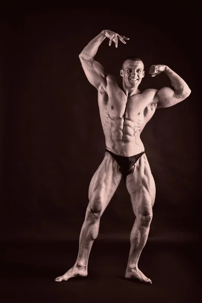 Il corpo pompato di un uomo bellissimo. Il concetto di bodybuilding — Foto Stock