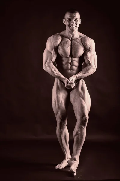 Een mooie man het lichaam gepompt. Het concept van bodybuilding — Stockfoto