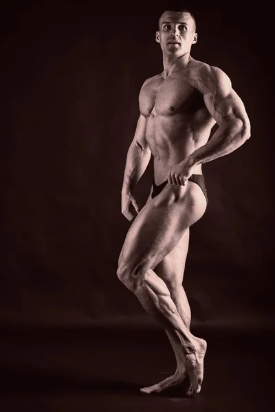 Il corpo pompato di un uomo bellissimo. Il concetto di bodybuilding — Foto Stock