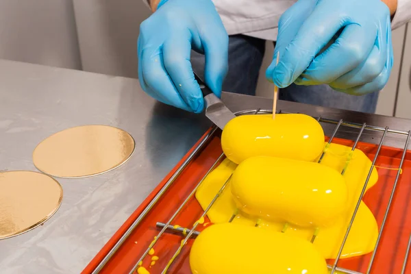 Preparación de brownies con glaseado amarillo — Foto de Stock