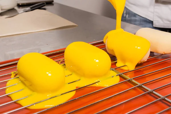 Preparación de brownies con glaseado amarillo — Foto de Stock