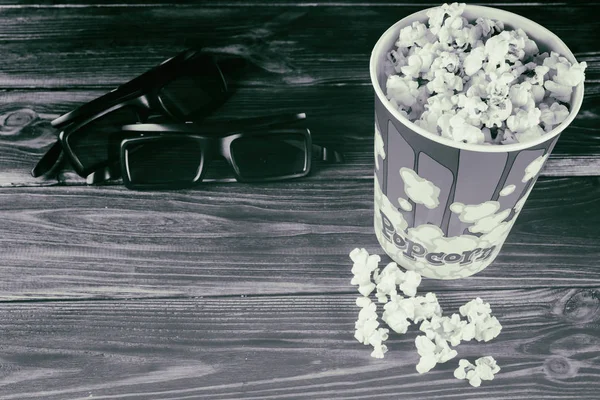 Popcorn and glasses on a black and white photo. — Stock Photo, Image