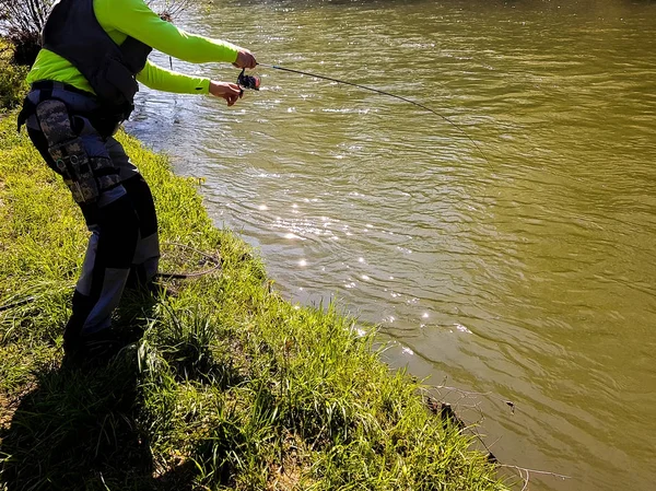 Pesca attiva spinning sul fiume — Foto Stock