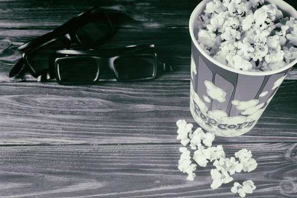 Popcorn and glasses on the table .. — Stock Photo, Image