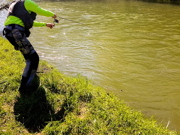 Pesca de spinning activa en el río —  Fotos de Stock