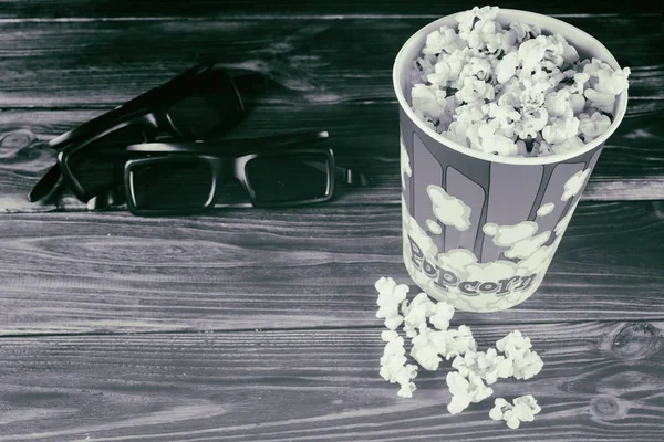 Popcorn e bicchieri sul tavolo  .. — Foto Stock