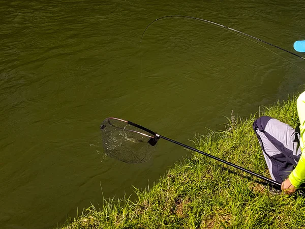 Pesca attiva spinning sul fiume — Foto Stock