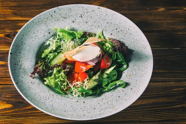 Salada vegetal com carne — Fotografia de Stock