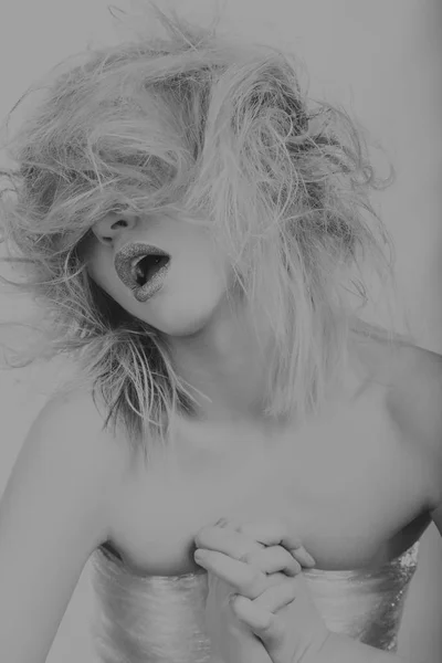 Fastuos disheveled blonda — Fotografie, imagine de stoc