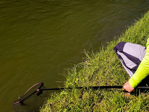 Pesca de spinning activa en el río — Foto de Stock