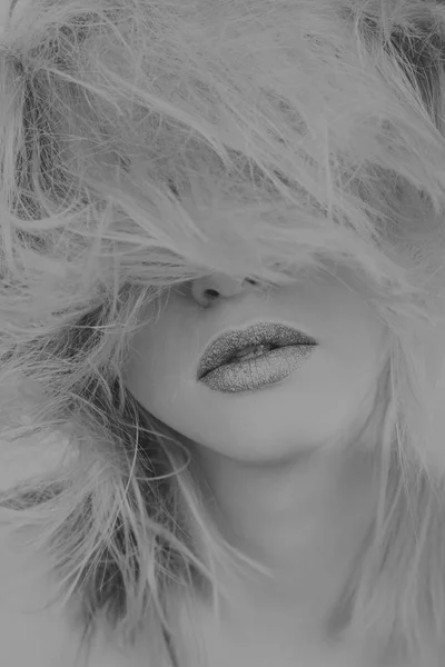 Fastuos disheveled blonda — Fotografie, imagine de stoc