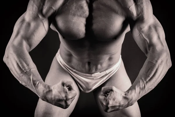 O corpo bombeado de um homem bonito. O conceito de musculação — Fotografia de Stock