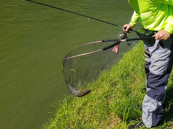 アクティブな川での釣りを回転 — ストック写真