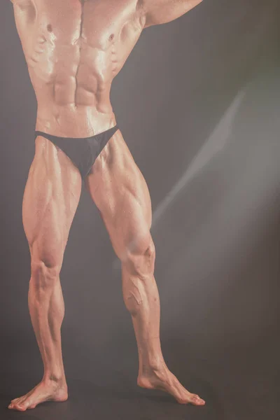 Il corpo pompato di un uomo bellissimo. Il concetto di bodybuilding — Foto Stock