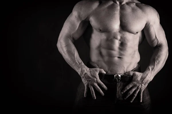 En vacker man är pumpade kroppen. Begreppet bodybuilding — Stockfoto