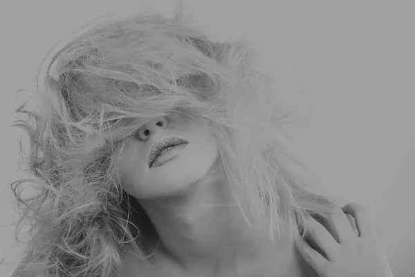 Fastuos disheveled blonda — Fotografie, imagine de stoc