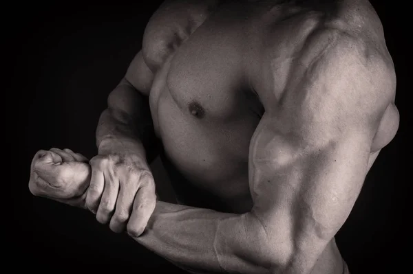 O corpo bombeado de um homem bonito. O conceito de musculação — Fotografia de Stock