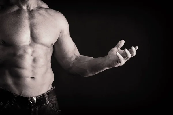 En vacker man är pumpade kroppen. Begreppet bodybuilding — Stockfoto