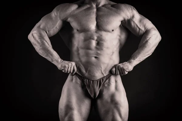 O corpo bombeado de um homem bonito. O conceito de musculação — Fotografia de Stock