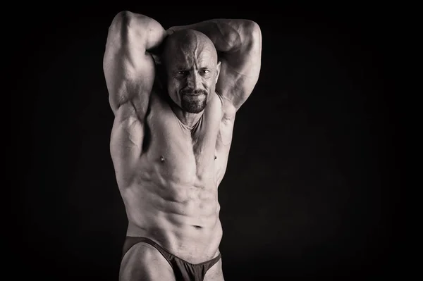 El cuerpo bombeado de un hombre hermoso. El concepto de culturismo — Foto de Stock