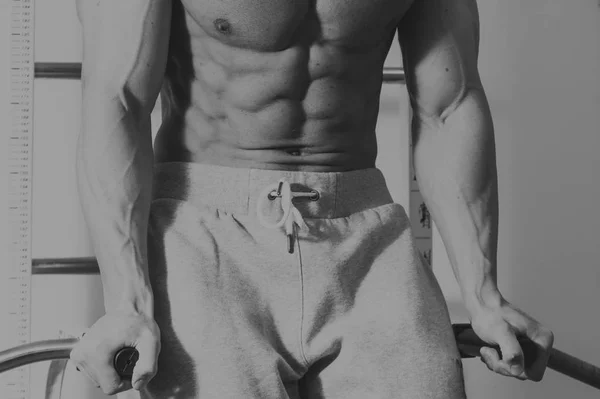 Der gepumpte Körper eines schönen Mannes. das Konzept des Bodybuilding — Stockfoto