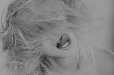 Muhteşem darmadağınık sarışın