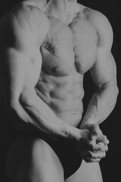 Ένα όμορφο άνδρα της αντλείται το σώμα. Η έννοια του bodybuilding — Φωτογραφία Αρχείου