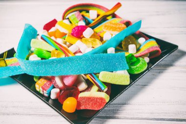 Beyaz ahşap bir masa üzerinde şeker