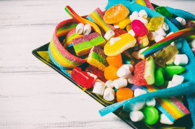 Beyaz ahşap bir masa üzerinde şeker