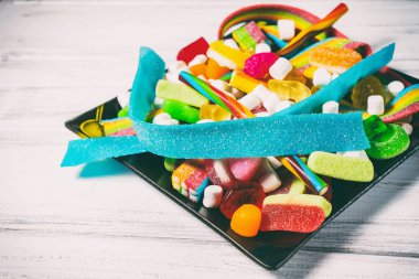 Beyaz ahşap bir masa üzerinde şeker