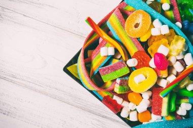 Beyaz ahşap bir masa üzerinde şeker