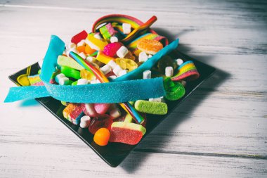 Beyaz ahşap bir masa üzerinde şeker