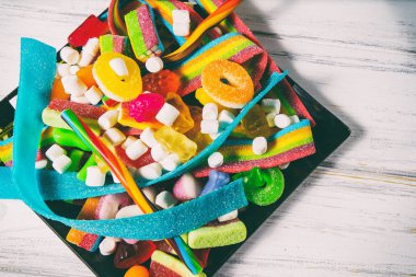 Beyaz ahşap bir masa üzerinde şeker