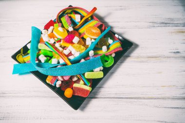 Beyaz ahşap bir masa üzerinde şeker