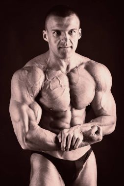 Güzel bir adam vücut pompalanır'ın. Vücut geliştirme kavramı