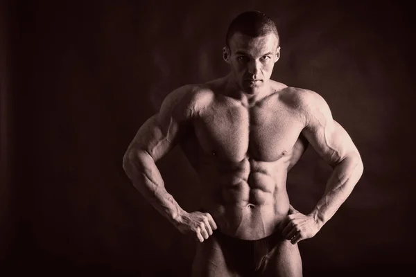 Il corpo pompato di un uomo bellissimo. Il concetto di bodybuilding — Foto Stock