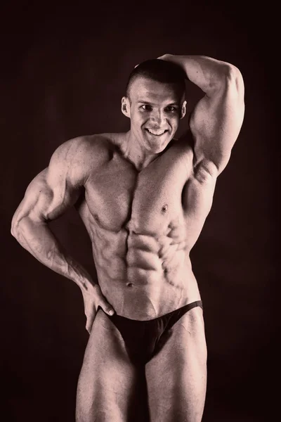 Een mooie man het lichaam gepompt. Het concept van bodybuilding — Stockfoto