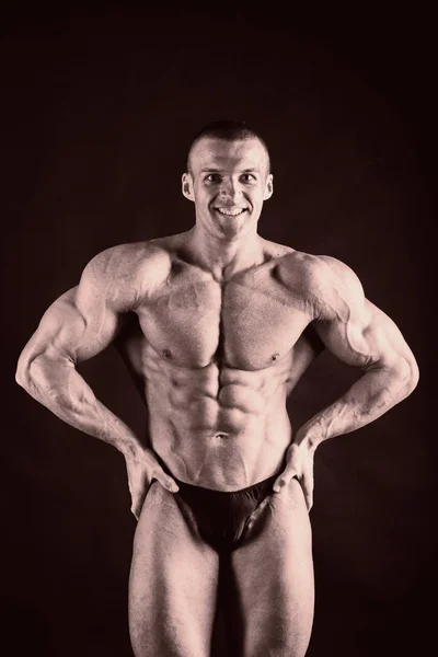 Der gepumpte Körper eines schönen Mannes. das Konzept des Bodybuilding — Stockfoto