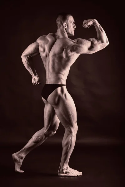 En vacker man är pumpade kroppen. Begreppet bodybuilding — Stockfoto