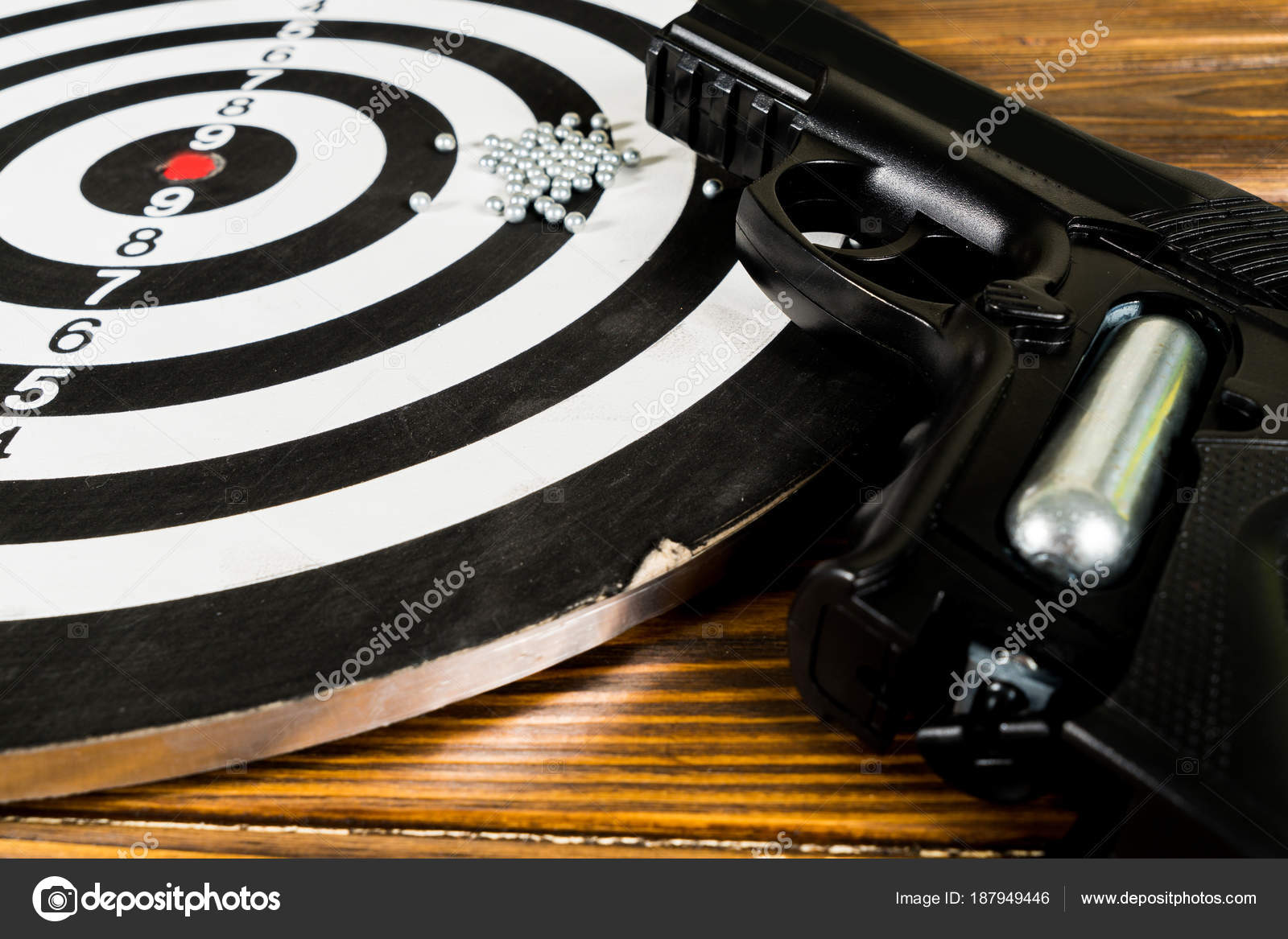 Pistolet Air Comprimé Cible Sur Table image libre de droit par aallm ©  #187949446