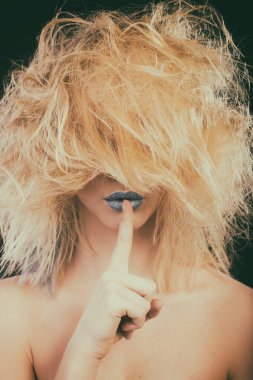 Muhteşem darmadağınık sarışın