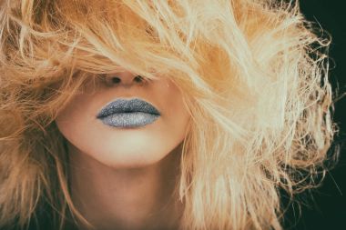 Muhteşem darmadağınık sarışın